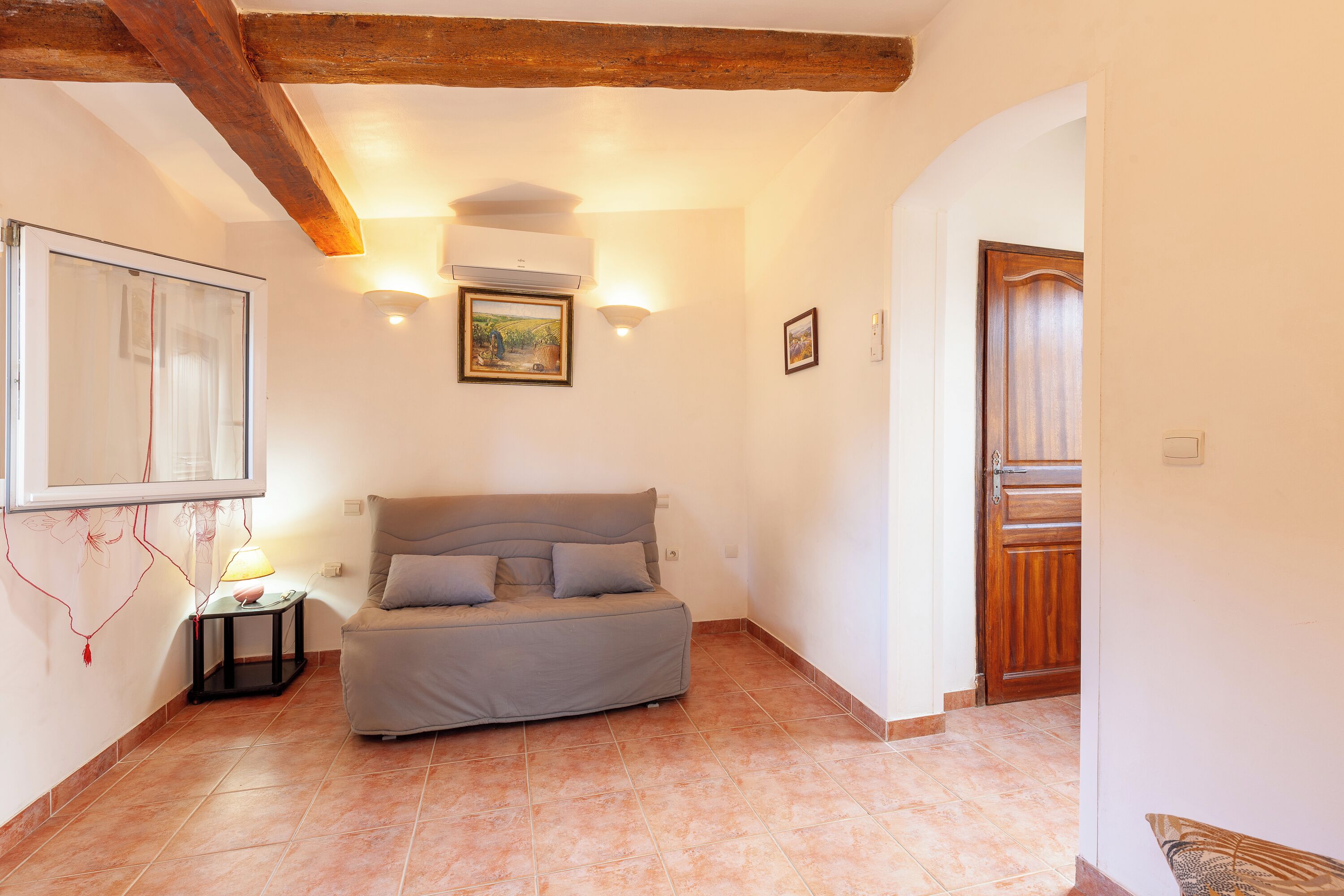 Una televisión, una mesa de tenis de mesa