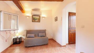 Una televisión, una mesa de tenis de mesa