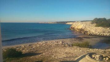 Una spiaggia nelle vicinanze