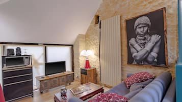 TV, mesa de pingue-pongue