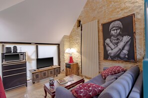 TV, tavolo da ping pong