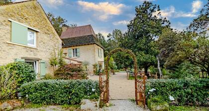 Papillon Guest Room – Charm and Comfort with Shared Pool and Air Conditioning