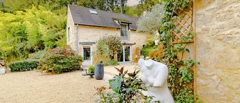 تفاصيل الفندق من الخارج