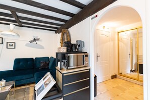 Interior - Libellule Guest Room – Blue Elegance, Shared Pool & Air Conditioning (Sarlat-la-Canéda)