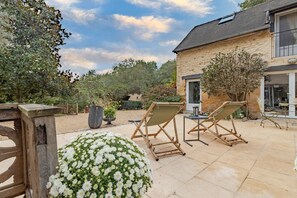 Terrace/patio - Libellule Guest Room – Blue Elegance, Shared Pool & Air Conditioning (Sarlat-la-Canéda)