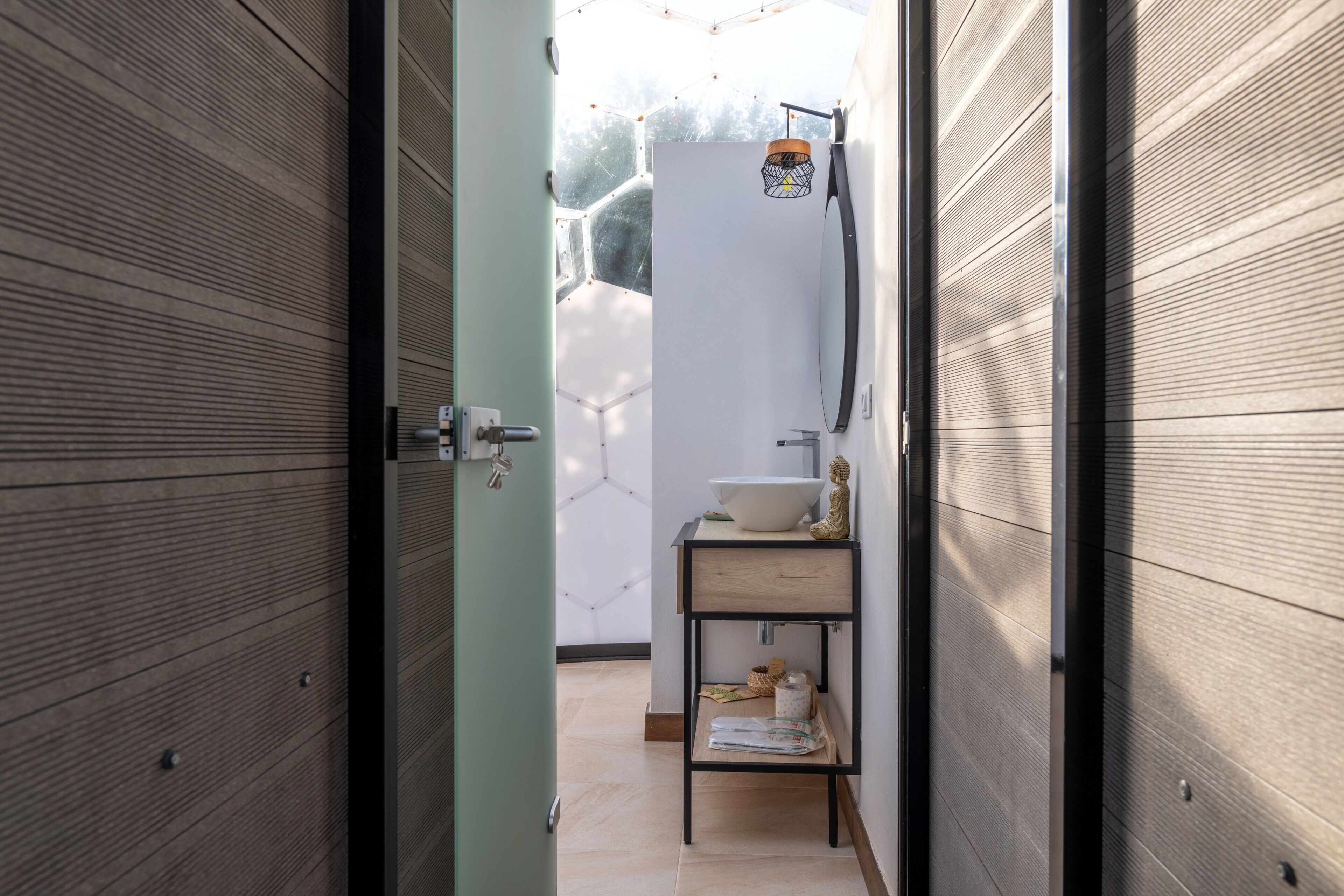 Dusj, hårføner og håndklær