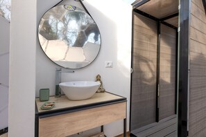 Shower, hair dryer, towels - Room 'Afrodite' with Private Garden and Air Conditioning (San Vito dei Normanni)