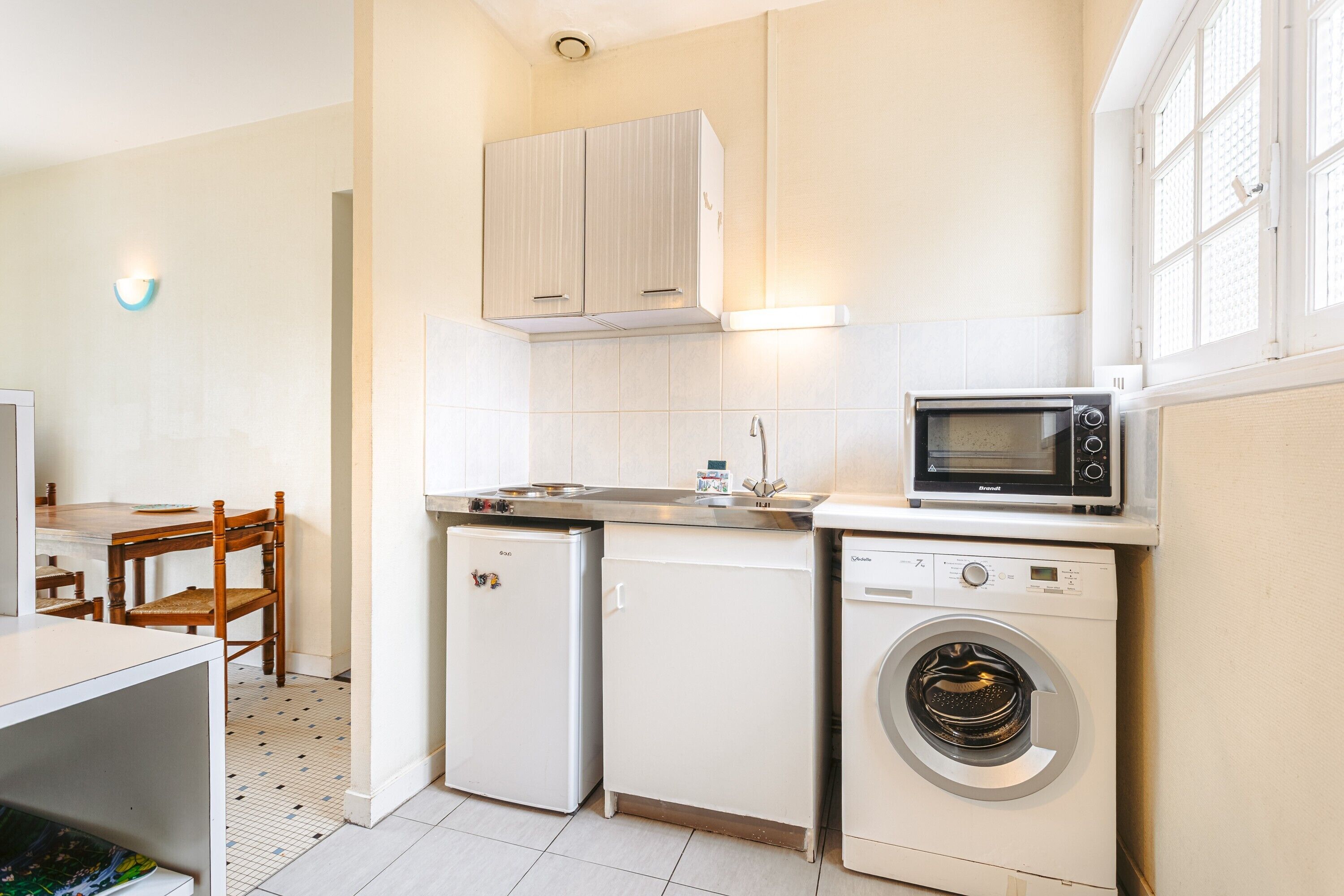 Een koelkast, een magnetron, een oven, een kookplaat