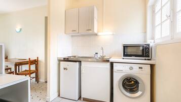 Een koelkast, een magnetron, een oven, een kookplaat