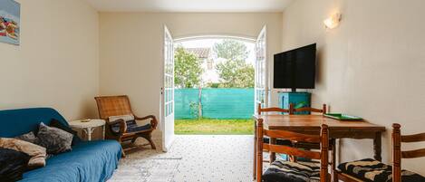 Una televisión, un reproductor de DVD