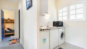 Een koelkast, een magnetron, een oven, een kookplaat