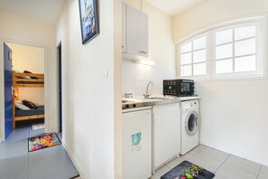 Een koelkast, een magnetron, een oven, een kookplaat