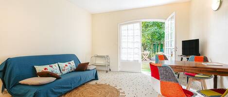 Una televisión, un reproductor de DVD