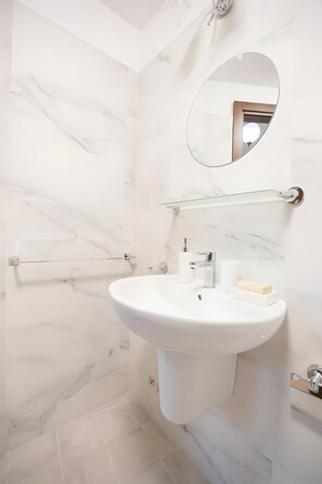 Shower, hair dryer, towels - Holiday Home 'Camera Limone Con Vista Mare' with Sea View, Wi-Fi and Air Conditioning (Montechiaro - Vico Equense)