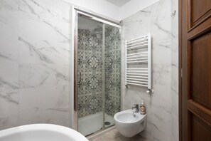 Shower, hair dryer, towels - Holiday Home 'Casa Vacanza Il Casale Del Sole' with Sea View, Wi-Fi and Air Conditioning (Vico Equense)