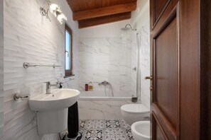 Douche, sèche-cheveux, serviettes fournies