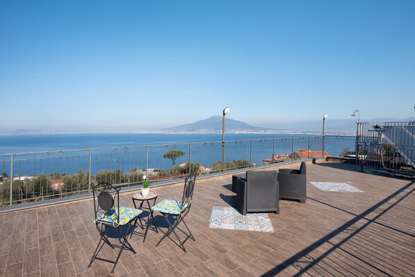 Terrace/patio - Holiday Home 'Casa Vacanza Il Casale Del Sole' with Sea View, Wi-Fi and Air Conditioning (Vico Equense)