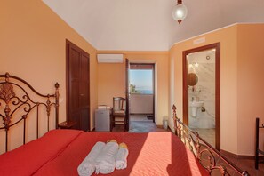 2 bedrooms, free WiFi, bed sheets - Holiday Home 'Casa Vacanza Il Casale Del Sole' with Sea View, Wi-Fi and Air Conditioning (Vico Equense)