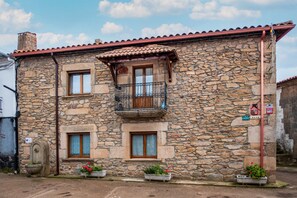 Exterior - Country House 'La Plazuela De Mari I' with Private Garden and Wi-Fi (Pereña De La Ribera)
