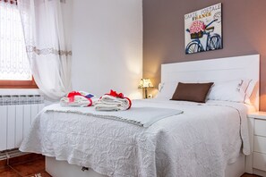 3 makuuhuonetta, silitysrauta/-lauta, ilmainen Wi-Fi, vuodevaatteet