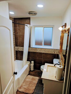 Towels, soap, toilet paper - Charming 4-bedroom house with AC, WiFi in fabulous Dallas, Tx (Dallas)