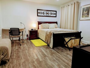 4 bedrooms, iron/ironing board, WiFi, bed sheets - Charming 4-bedroom house with AC, WiFi in fabulous Dallas, Tx (Dallas)