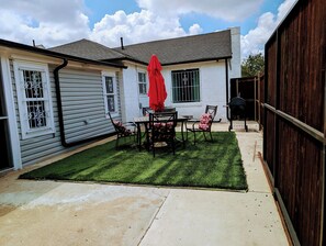 Outdoor dining - Charming 4-bedroom house with AC, WiFi in fabulous Dallas, Tx (Dallas)