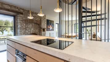 Geladeira, micro-ondas, fogão, cooktop