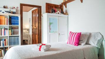 4 bedrooms, iron/ironing board, free WiFi, bed sheets