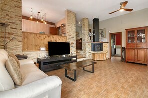 تلفزيون، مدفأة، مشغل دي في دي، تنس طاولة