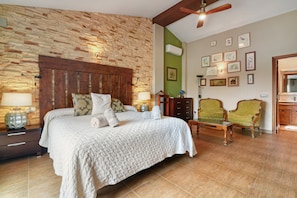 4 makuuhuonetta, silitysrauta/-lauta, ilmainen Wi-Fi, vuodevaatteet