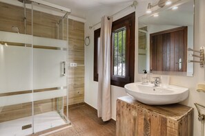 Shower, hair dryer, towels - Villa 'Casa Nego' with Sea View, Outdoor Pool and Air Conditioning (Calpe)