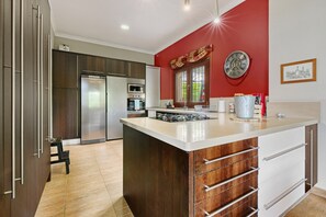 ثلاجة، ميكروويف، فرن، موقد طهي مسطح