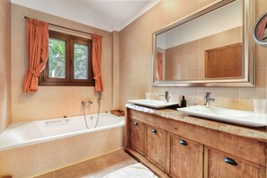 Suihku, hiustenkuivaaja, pyyhkeet