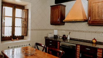 Frigorífico, microondas, horno y placa de cocina