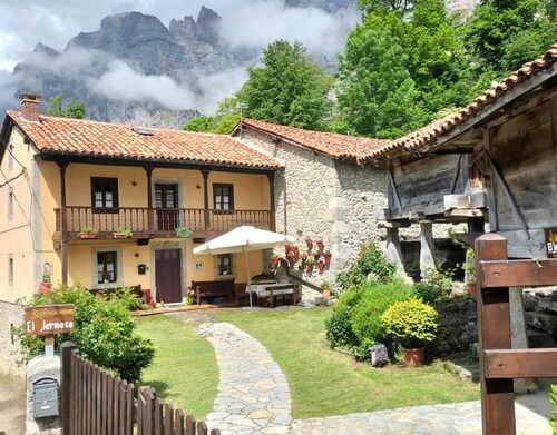 Country House 'El Jermoso' with Mountain View, Private Terrace and Wi-Fi