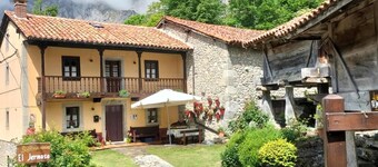 Casa di campagna 'El Jermoso' con vista sulle montagne, terrazza privata e Wi-Fi