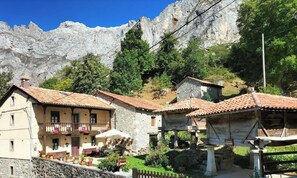 Exterior - El Jermoso Country House in Picos de Europa, Mountain Views & Terrace (Posada de Valdeón)