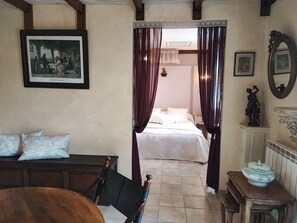 1 bedroom, free WiFi, bed sheets, wheelchair access - Guest House 'Suite Supérieur' with Private Terrace, Shared Garden and Wi-Fi (Pont-Melvez)