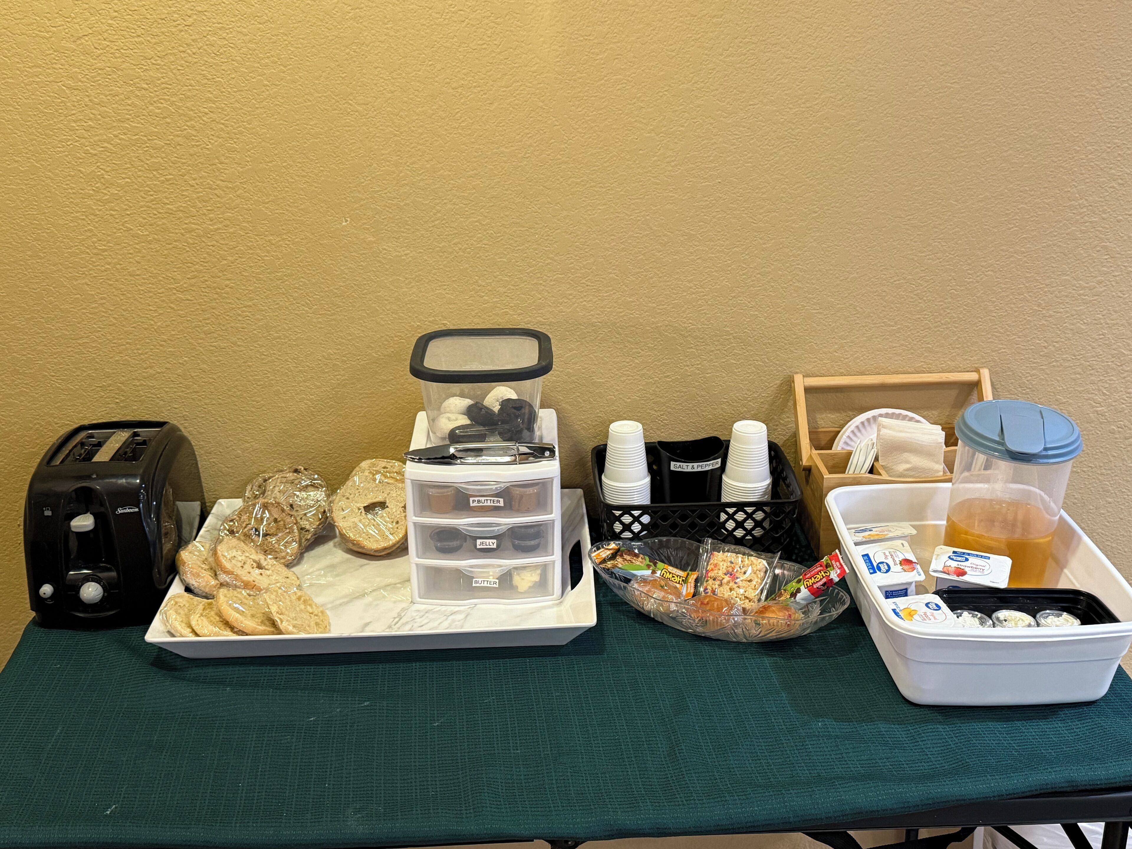 Tägliches inbegriffenes kontinentales Frühstück