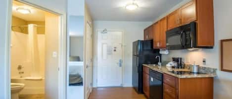 Refrigerador con freezer, microondas, placa de cocina, lavavajillas