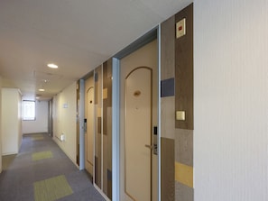 A hallway with doors, a light switch, and a window. - Tabist THE GREEN SAPPORO (Sapporo)