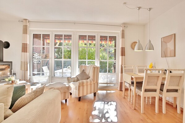 Fernseher, Kamin, Tischtennisplatte, Stereoanlage