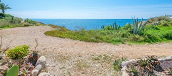 Holiday Home “Vistamar 2” with Sea View, Terrace and Wi-Fi