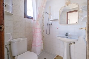 Een douche, handdoeken