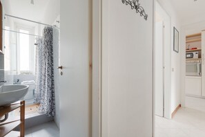 Regadera, secadora de cabello, bidet, toallas 