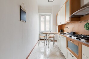Réfrigérateur, four à micro-ondes, un four, surface de cuisson