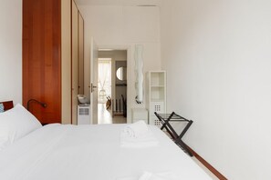 1 habitación, tabla de planchar con plancha, wifi y ropa de cama