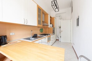 Fridge, microwave, oven, stovetop - GuestHost - Gambara M1 White Functional Appt x4 (Milano)