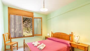 2 bedrooms, iron/ironing board, bed sheets